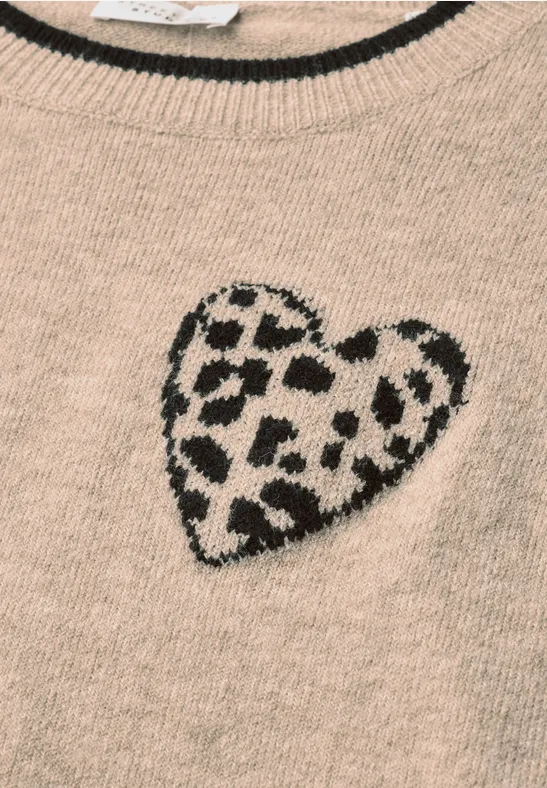 Beige Strickstoff mit aufgesticktem Herz mit Schwarz-Weiß-Leopardenmuster.