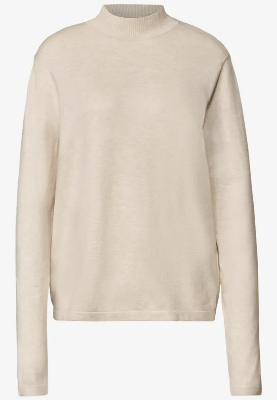 Beige Langarm-Pullover mit leichtem Rollkragen, schlicht und bequem geschnitten.