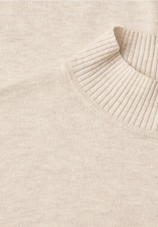 Beiger Strickpullover mit hohem Rollkragen, weich und schlicht.