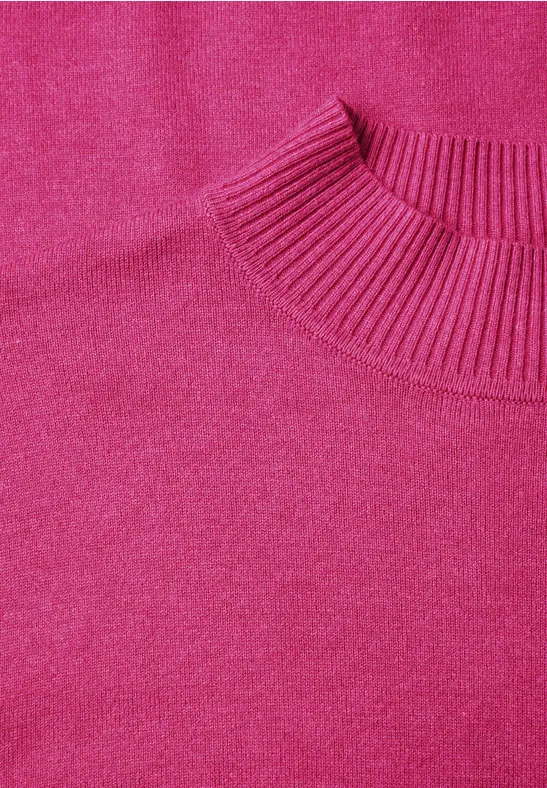 Ein pinkfarbener, schlichter Pullover mit Rundhalsausschnitt.