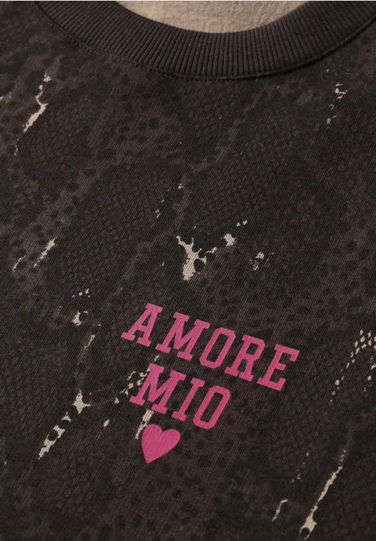 Schwarzes T-Shirt mit pinkem 'AMORE MIO'-Schriftzug und Herzprint.