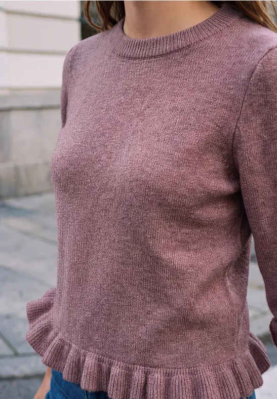 Feinstrick-Pullover in Rosé mit Rundhalsausschnitt und Rüschenbesatz am Saum.