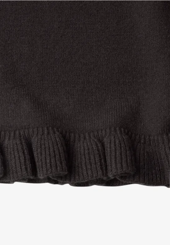Schwarzer Strickstoff mit Rüschenabschluss am Saum.