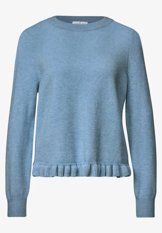 Hellblauer, langärmliger Damenpullover mit Rundausschnitt, gerippten Bündchen und kleinem Rüschenabschluss am Saum.