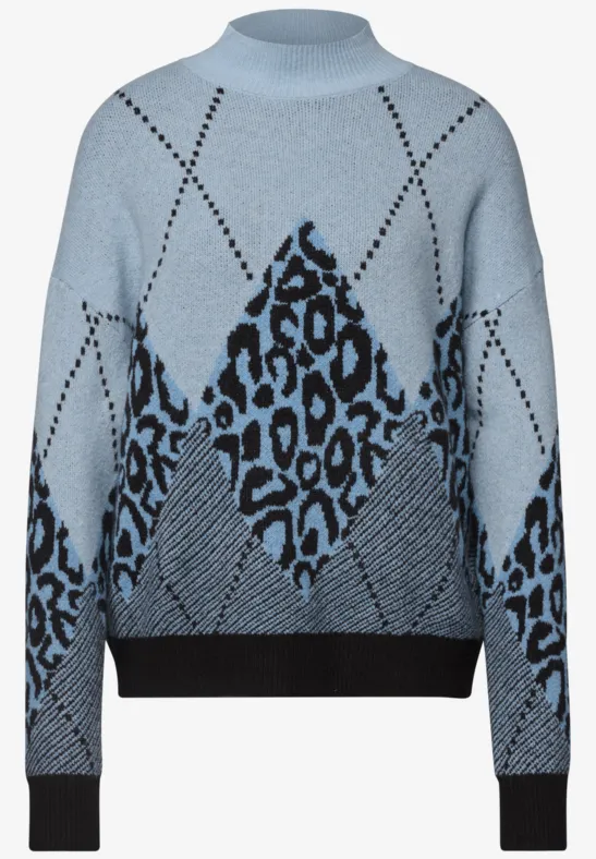 Hellblauer Strickpullover mit schwarzem Rautenmuster und Leopardenprint, Rundhalsausschnitt