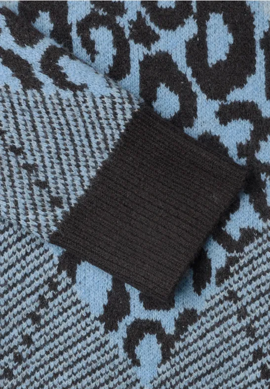 Nahtlos gestrickter Stoff mit blau-schwarzem Leopardenmuster und schwarzem Bündchen.