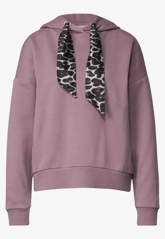 Lila Hoodie mit Kapuze und auffälligem Leopardenmuster-Kordelband am Kragen.