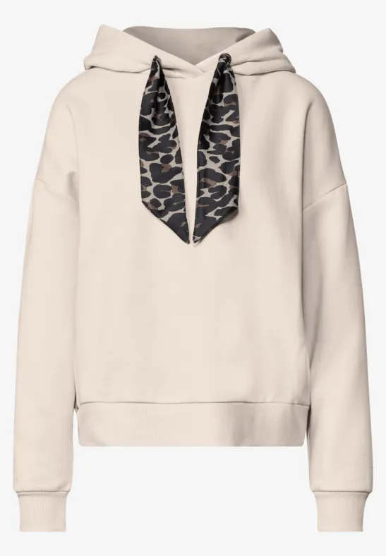 Beigefarbener Kapuzenpullover mit Leopardenmuster-Schal am Kordelzug, lässiger Schnitt.