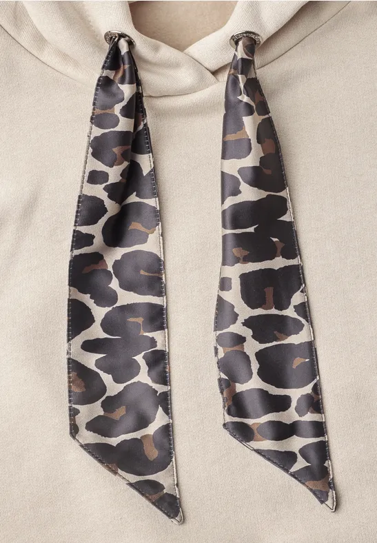 Beiger Kapuzenpullover mit langen, spitzen Schnürbändern in Leoparden- und Karomuster.