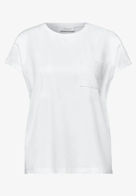 Ein schlichtes weißes T-Shirt mit rundem Halsausschnitt, kurzen Ärmeln und kleiner Brusttasche.