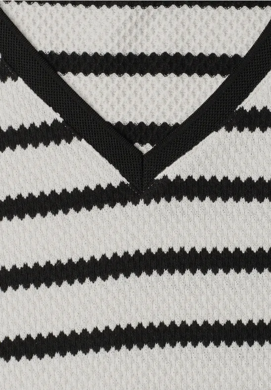 Weißer Strickpullover mit schwarzen Querstreifen und schwarzem V-Ausschnitt