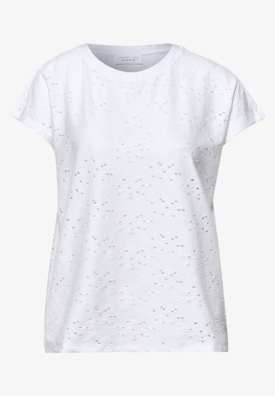 Wit T-shirt met korte mouwen, losse pasvorm en subtiel gatenpatroon.
