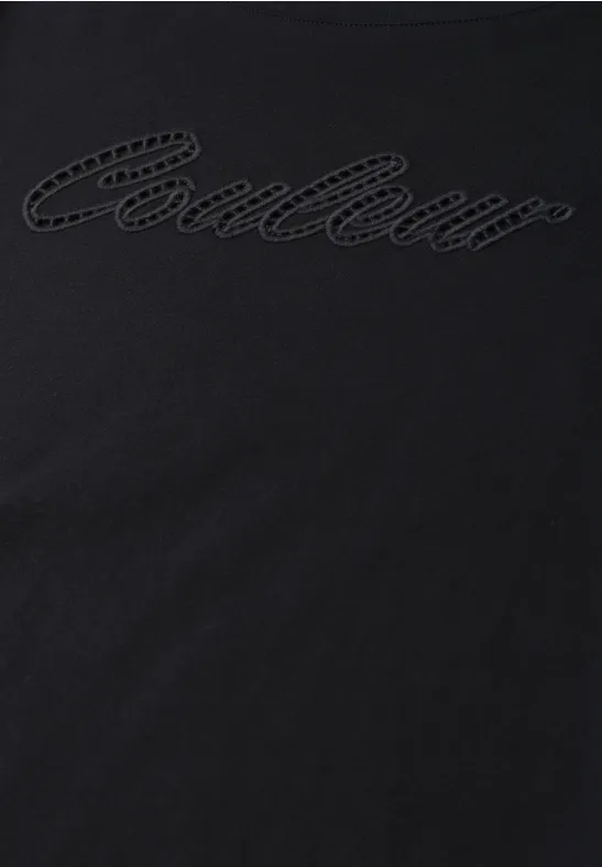 Zwart T-shirt met de geborduurde tekst 'Couleur'.