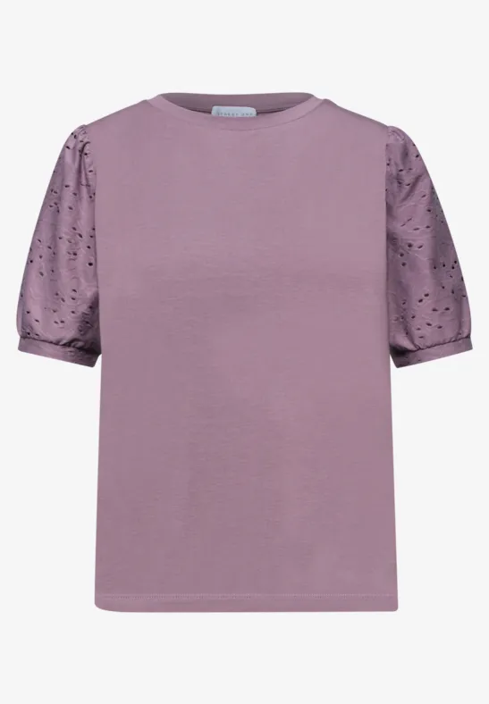 Lila T-Shirt mit kurzen, bestickten Lochstickärmeln und rundem Ausschnitt.