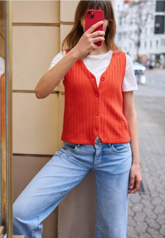 Vest met V-hals en knoopsluiting torch red