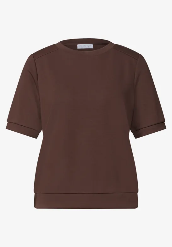 Sweat-shirt marron à manches courtes et col rond.