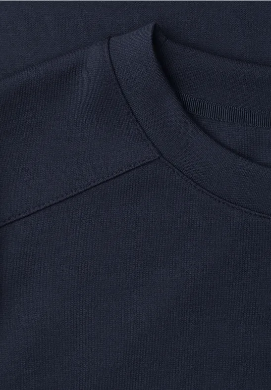 Close-up eines dunkelblauen T-Shirts mit Rundhals und feinen Nähten