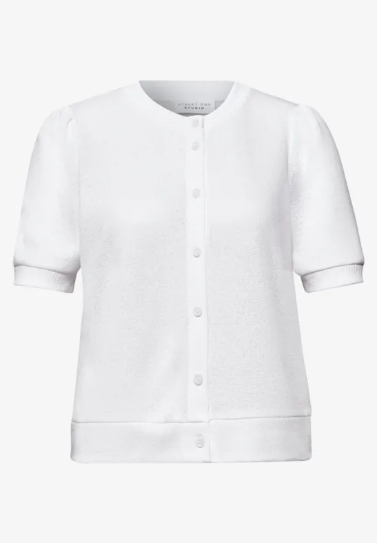 Cardigan blanc à manches courtes, boutonné sur le devant, design épuré en maille légère.