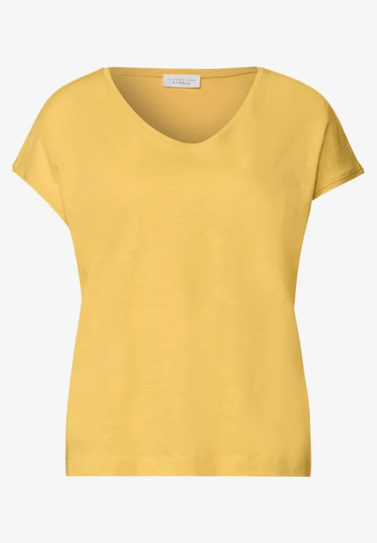Een effen geel dames T-shirt met korte mouwen en V-hals