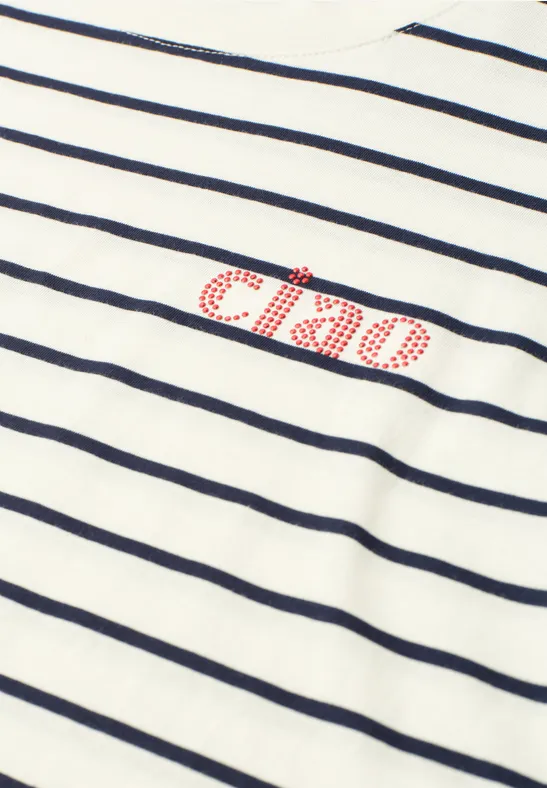 Weißes Shirt mit schwarzen Querstreifen und rotem 'chao'-Schriftzug