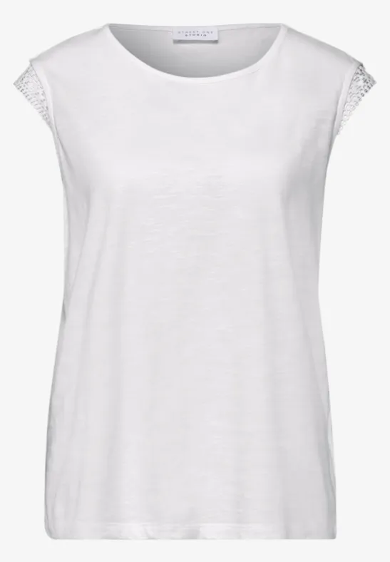 Wit dames T-shirt zonder mouwen, ronde hals en kanten inzet bij de schouders.