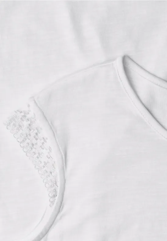 Witte V-hals T-shirt met korte mouwen en kanten detail aan de mouw, op witte achtergrond.