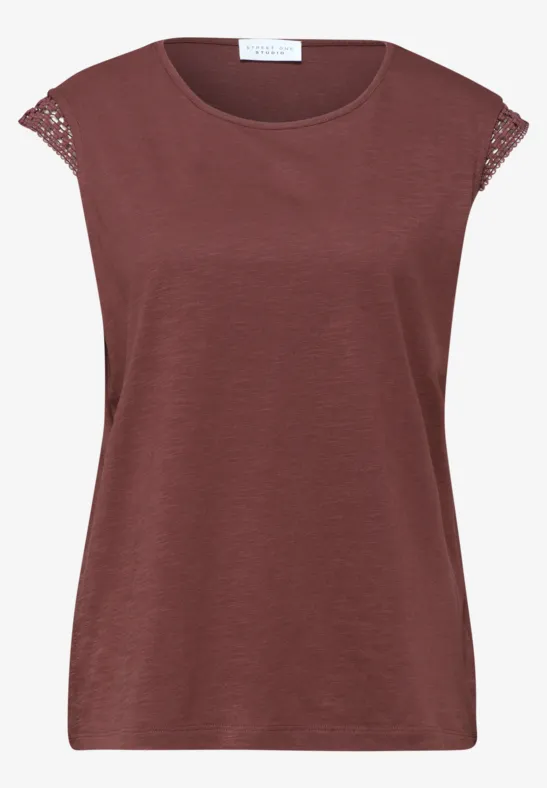 Een effen bordeauxrood T-shirt met ronde hals en fijne kanten inzetstukken op de mouwen.