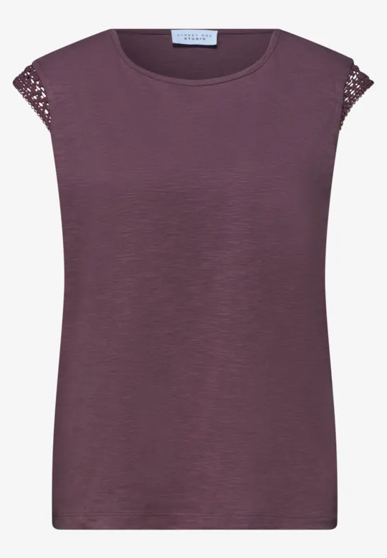 Ein ärmelloses lila Damen-Top mit Rundausschnitt und filigranen Netz-Elementen an den Schultern.