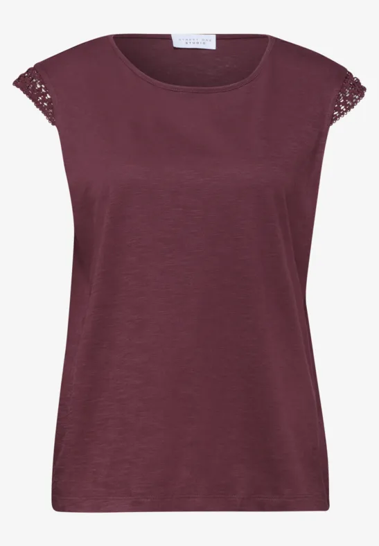 Bordeauxrood mouwloos damestopje met kanten schouderdetails.