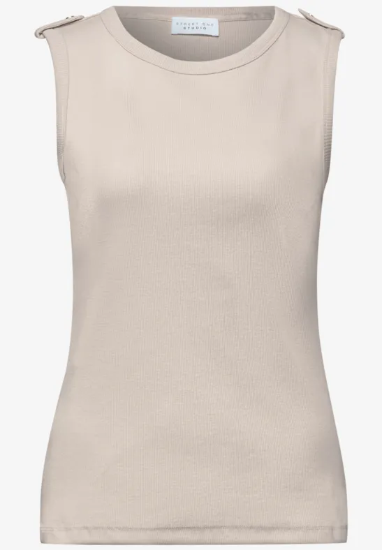 Dopasowany bezrękawnik w beżowym kolorze z okrągłym dekoltem i ozdobnymi detalami na ramionach.