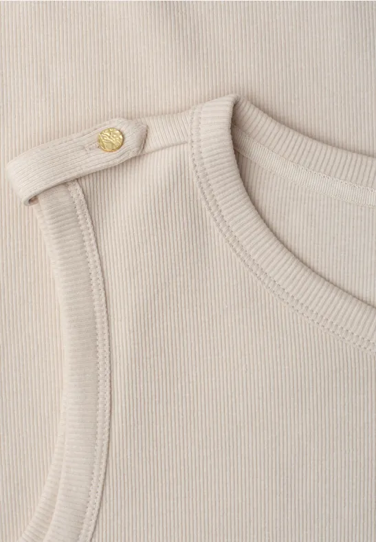 Beżowy, prążkowany top z złotym zatrzaskiem na ramieniu.