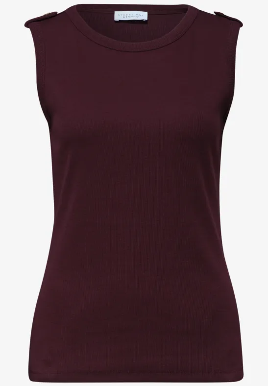 Top sans manches près du corps couleur bordeaux avec encolure ronde.