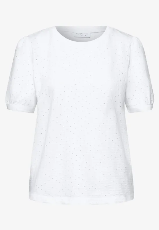 Weißes T-Shirt mit kurzen Puffärmeln und feiner Lochstickerei.
