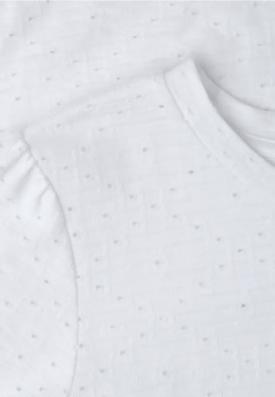 Weißes Baby-T-Shirt mit feinem Punktemuster und kurzen Puffärmeln.