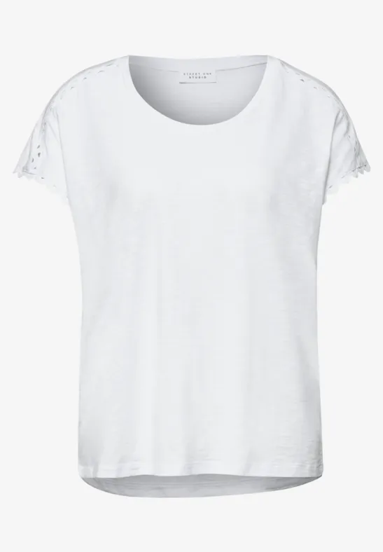 Wit dames-T-shirt met ronde hals, korte mouwen en subtiele kanten inzet bij de schouders.