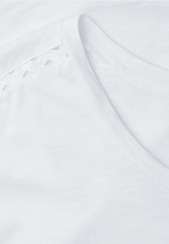 Close-up van een wit shirt met ronde hals en fijne katoenstructuur