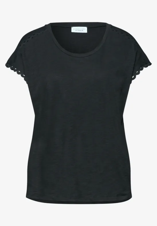 Effen zwart T-shirt met ronde hals en korte mouwen met sierlijke kantafwerking.