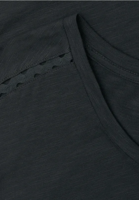 Donkergrijs T-shirt met ronde hals en subtiel zigzagband langs de schoudernaad.