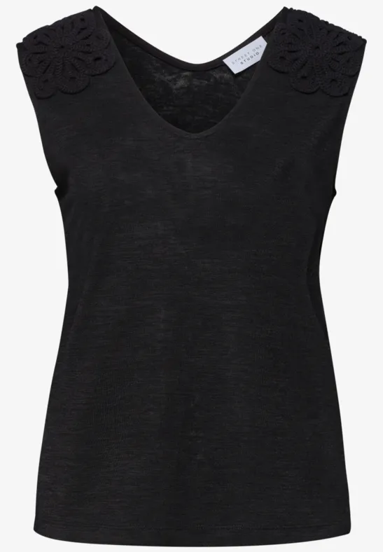 Schwarzes, ärmelloses Damen-Top mit V-Ausschnitt und floralen Schulter-Applikationen.