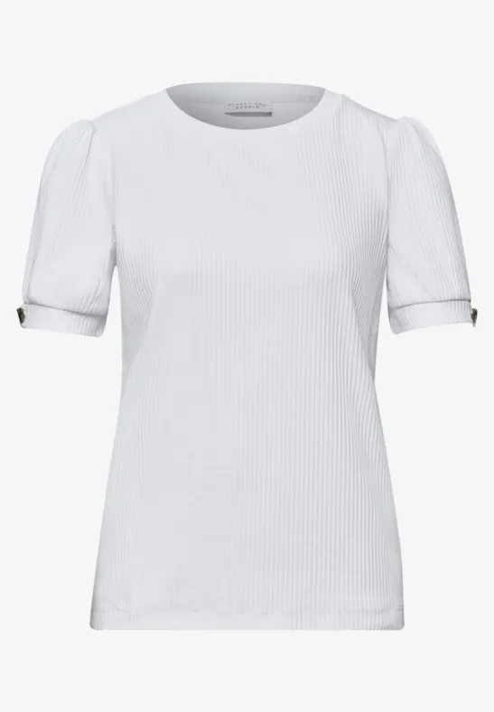 Schlichtes weißes T-Shirt mit kurzen Ärmeln und rundem Ausschnitt.