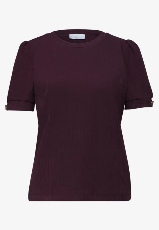 Dames top in donker pruimkleurige ribstof met korte pofmouwen.