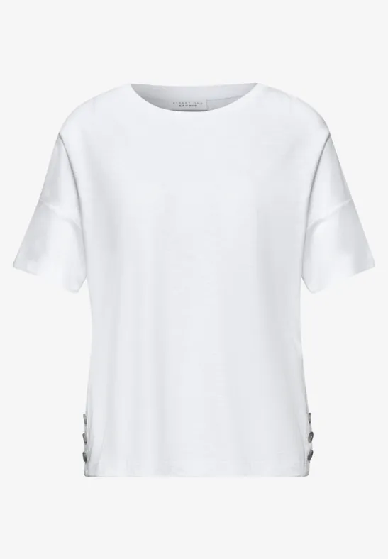 Ein schlichtes weißes Damen-T-Shirt mit kurzen Ärmeln und seitlichen Knopfdetails.