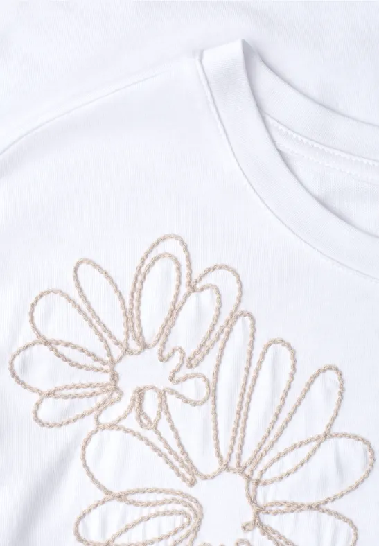 Wit T-shirt met beige bloemcontouren als borduursel