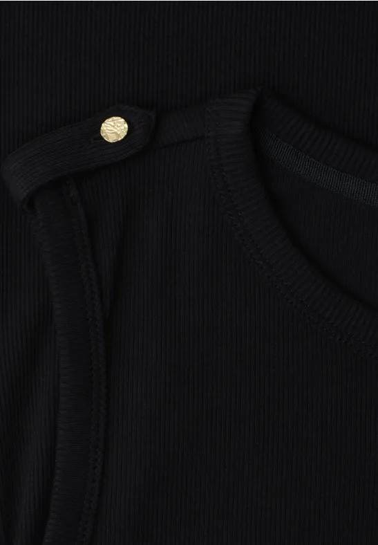 Close-up van zwarte, geribbelde stof met zak en goudkleurige knoop als detail.