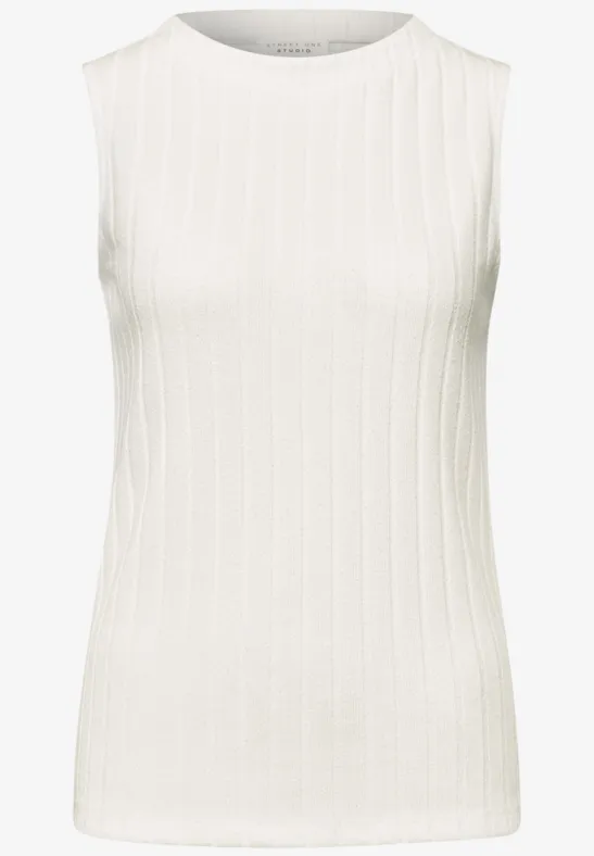 Ein ärmelloses, weißes, geripptes Tanktop mit Rundhalsausschnitt.
