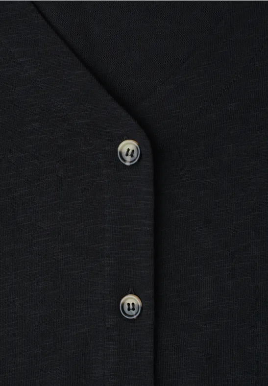 Schwarzer Cardigan mit V-Ausschnitt und silbernen Logo-Knöpfen.