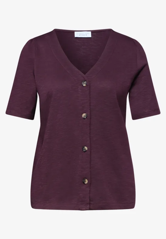 Lila Kurzarm-Strickjacke mit V-Ausschnitt und Knöpfen vorne.