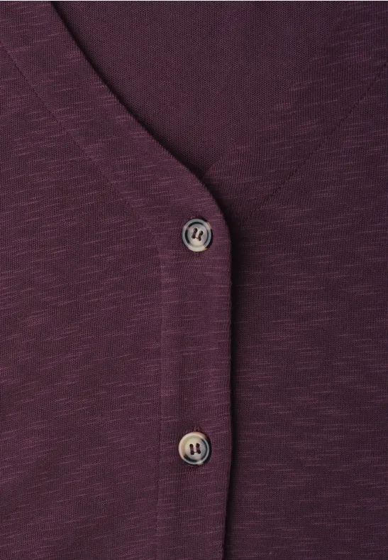 Dunkelviolettes Strick-Cardigan mit V-Ausschnitt und zwei silbernen WP-Logo-Knöpfen.