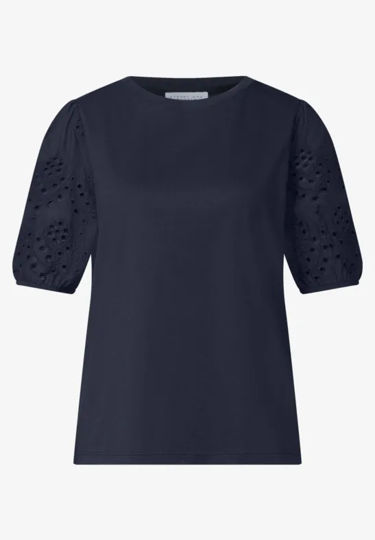 Dunkelblaue Bluse mit kurzen, leicht gepufften Ärmeln und Lochstickerei-Details.