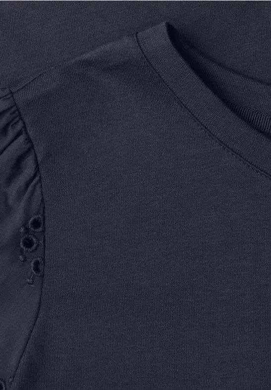 Dunkelblaues T-Shirt mit Rundhalsausschnitt und kurzen Ärmeln mit Lochstickerei-Details.